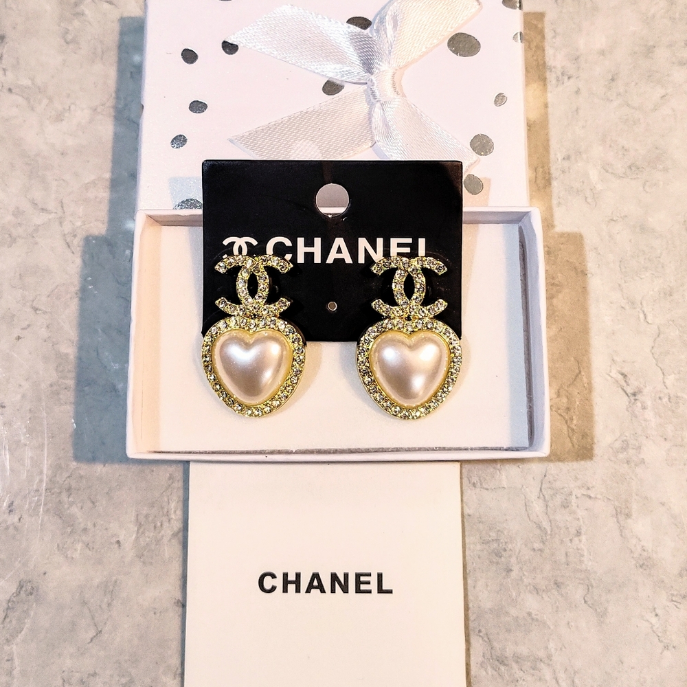 CHANEL CC GOLD-PLATED PENDANT ON NECKLACE & CHANEL CC HEART EARRINGS FAUX PEARLS - Picture 7 of 16